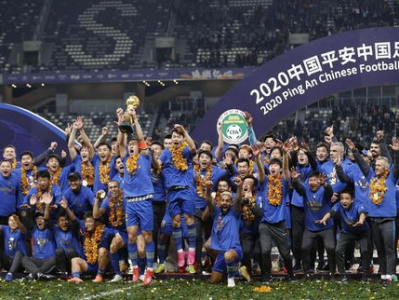 中超联赛：激情燃烧的绿茵战场