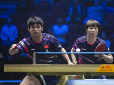 “乒乓球赛场欢乐瞬间：林诗栋逗笑王楚钦孙颖莎”
