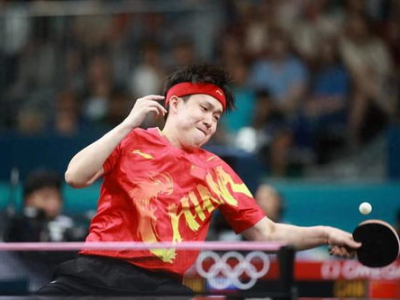 王楚钦和父母逛街依然牵着妈妈的手