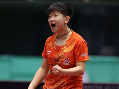 “王楚钦关切询问孙颖莎脚部状况，赛场温情一幕引关注”